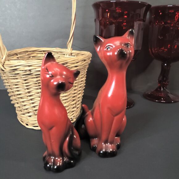 MCM Vintage Red Ceramic Siamese Cat Salt and Pepper Shakers Made in Japan - Picture 1 of 7